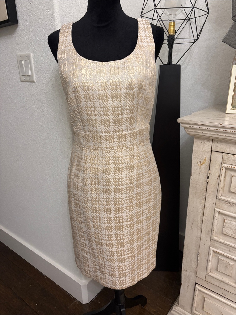 Banana Republic Sleeveless Sheath Dress in Cream and Gold Houndstooth